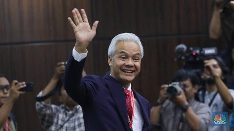 calon-presiden-dan-calon-wakil-presiden-nomor-urut-03-ganjar-pranowo-mahfud-md-di-gedung-mahkamah-konstitusi-mk-jakarta-senin-_169