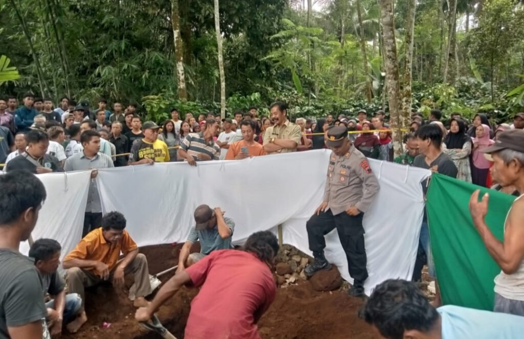 Breaking News.! Makam Efrinawati Universitas Muhammadiyah Jogjakarta Gadis Cantik Desa Binangun Di Bongkar OTK